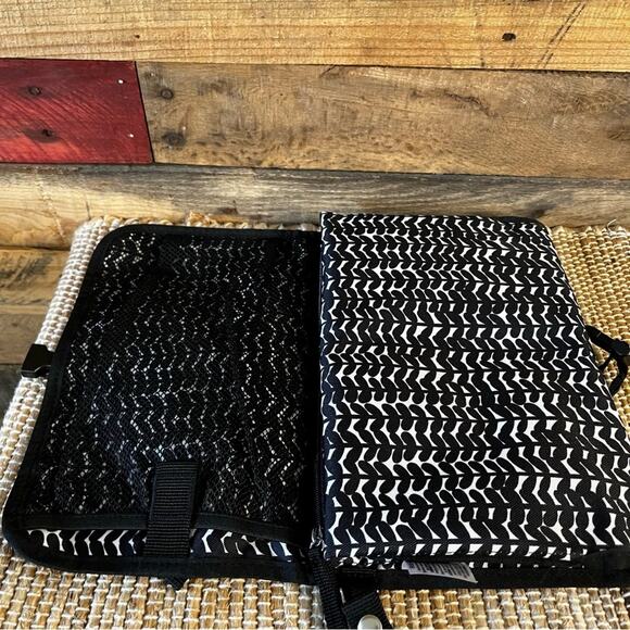 Skip Hop Black And White Changing Pad With‎ Storage - Picture 5 of 8